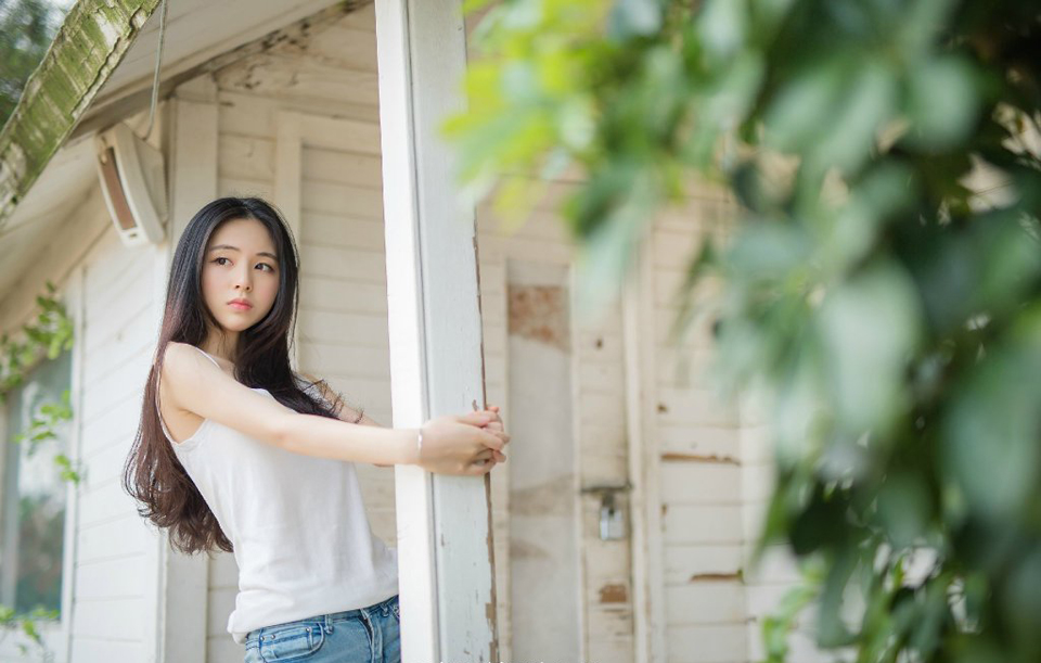 一声闷响伴随着刺耳的骨骼碎裂声中，虎卫魁梧的身体就这么仿佛遭到重物撞击一般离地而起，眼中还带着愕然的表情，胸口却整个凹陷下去。